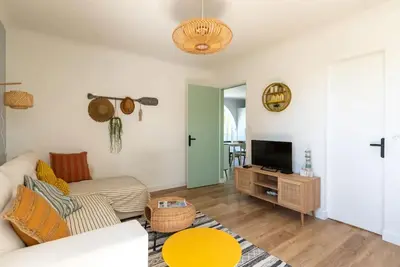 Coin salon dans l'établissement Charmante maison à 100M de la plage