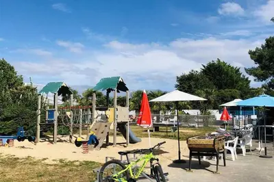 Aire de jeux pour enfants de l'établissement ZEcamping 3 chiens acceptés club enfant piscine chauffée