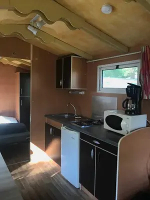 Cuisine ou kitchenette dans l'établissement ZEcamping 3 chiens acceptés club enfant piscine chauffée