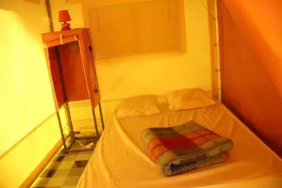 Un ou plusieurs lits dans un hébergement de l'établissement ZEcamping 3 chiens acceptés club enfant piscine chauffée