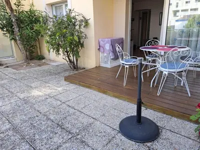 Balcon ou terrasse dans l'établissement Charmant appart 2 chambres proche plage - WIFI - Animaux acceptés - FR-1-323-453