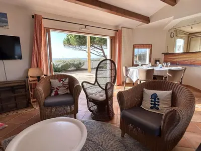 Coin salon dans l'établissement Maison confortable face à la mer, 7 couchages, terrasse, jardin, wifi, parking, animaux acceptés - FR-1-224B-211