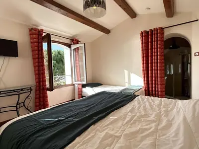 Un ou plusieurs lits dans un hébergement de l'établissement Maison confortable face à la mer, 7 couchages, terrasse, jardin, wifi, parking, animaux acceptés - FR-1-224B-211
