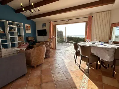 Télévision ou salle de divertissement dans l'établissement Maison confortable face à la mer, 7 couchages, terrasse, jardin, wifi, parking, animaux acceptés - FR-1-224B-211