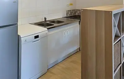 Cuisine ou kitchenette dans l'établissement 2 Bedroom Nice Apartment In Le Pellerin