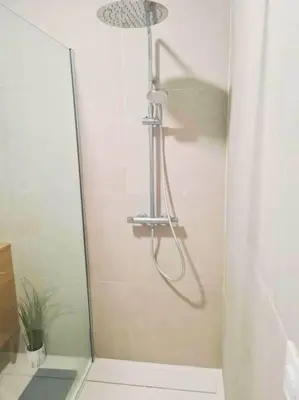 Salle de bains dans l'établissement Charmante maisonnette - St naz- Comme à la maison