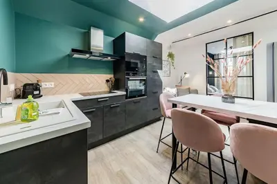 Cuisine ou kitchenette dans l'établissement L'Azur chaleureux et cocooning