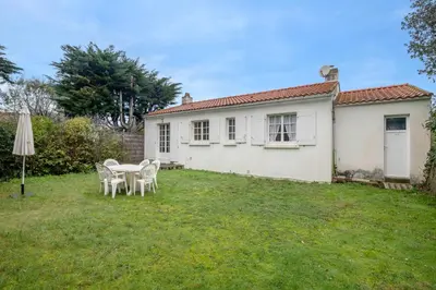 Jardin de l'établissement 400m de la plage, Pointe St Gildas, maison pour 6