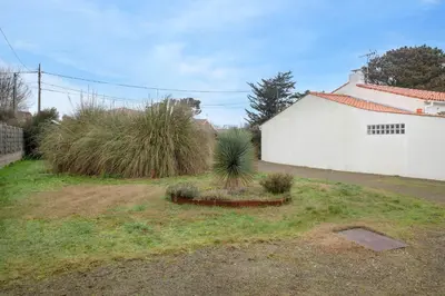 Jardin de l'établissement 400m de la plage, Pointe St Gildas, maison pour 6