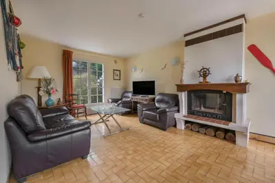 Télévision ou salle de divertissement dans l'établissement 400m de la plage, Pointe St Gildas, maison pour 6
