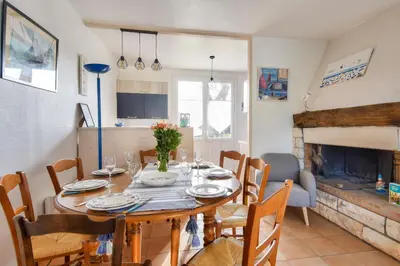 Télévision ou salle de divertissement dans l'établissement Maison de Charme avec Jardin, Plage à Pied