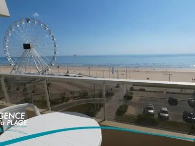 Vue générale sur la mer ou vue sur la mer prise depuis l'appartement