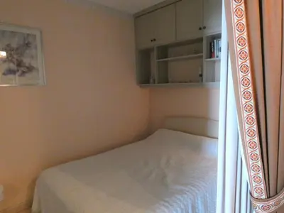 Un ou plusieurs lits dans un hébergement de l'établissement Studio cabine avec alcôve, face mer, parking privé - FR-1-323-421