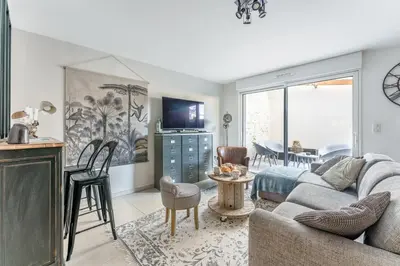 Télévision ou salle de divertissement dans l'établissement Le Renoir - Maison au calme à 20min de Nantes