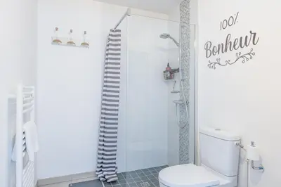 Salle de bains dans l'établissement Le Renoir - Maison au calme à 20min de Nantes