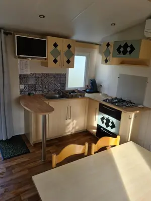 Cuisine ou kitchenette dans l'établissement Mobil-home 5 places