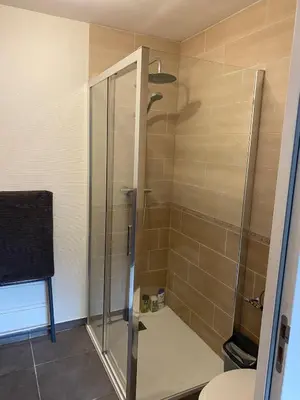 Salle de bains dans l'établissement Charmant T3 privé avec vue et accès piscine