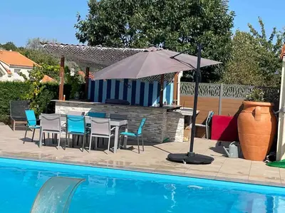 Piscine de l'établissement Charmant T3 privé avec vue et accès piscine ou située à proximité