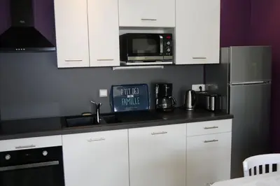 Cuisine ou kitchenette dans l'établissement Appart en front de mer pour famille : Molène