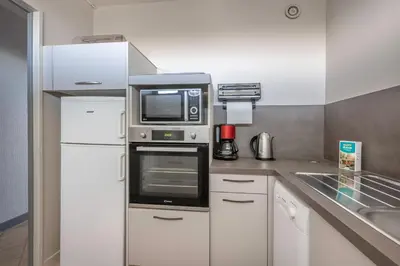 Cuisine ou kitchenette dans l'établissement Appartement face mer pour 4 à Saint Brévin L’Océan
