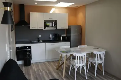 Cuisine ou kitchenette dans l'établissement Appartement 4/6 pers accès plage direct : Batz