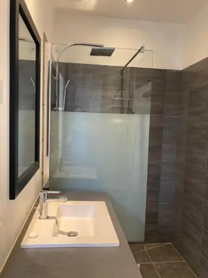 Salle de bains dans l'établissement Maisonnette au calme prôche forêt et bord de mer