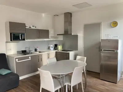 Cuisine ou kitchenette dans l'établissement Maisonnette au calme prôche forêt et bord de mer