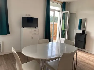 Cuisine ou kitchenette dans l'établissement Maisonnette au calme prôche forêt et bord de mer