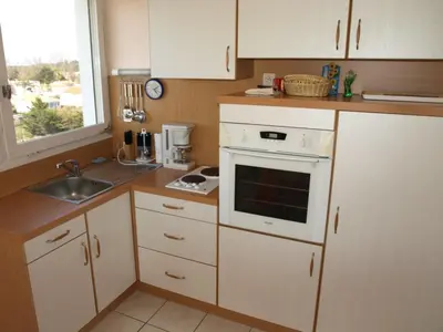 Cuisine ou kitchenette dans l'établissement Appartement confortable à Saint-Jean-de-Monts pour 5 pers, face à la mer - FR-1-323-340