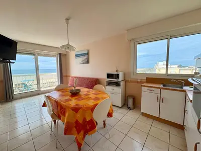 Cuisine ou kitchenette dans l'établissement Appartement confortable à Saint-Jean-de-Monts pour 5 pers, face à la mer - FR-1-323-340