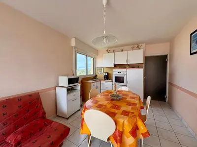 Cuisine ou kitchenette dans l'établissement Appartement confortable à Saint-Jean-de-Monts pour 5 pers, face à la mer - FR-1-323-340