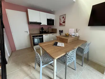 Cuisine ou kitchenette dans l'établissement Le nid Montois, 50m de la plage de la baigneuse
