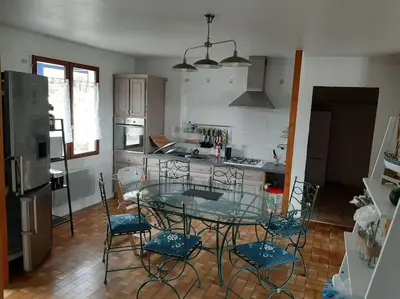 Cuisine ou kitchenette dans l'établissement Maison lumineuse quartier calme la barre de monts