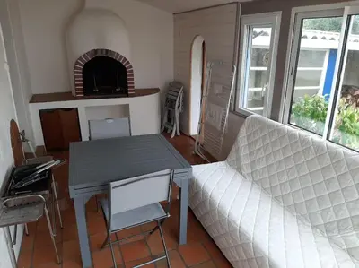 Coin salon dans l'établissement Maison lumineuse quartier calme la barre de monts