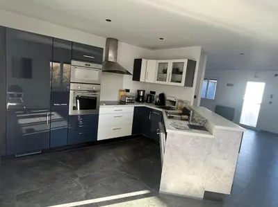 Cuisine ou kitchenette dans l'établissement Villa avec piscine