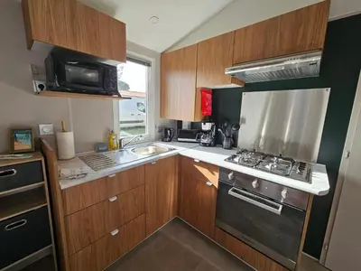 Cuisine ou kitchenette dans l'établissement Jolie Mobil home 2 chambres (198)