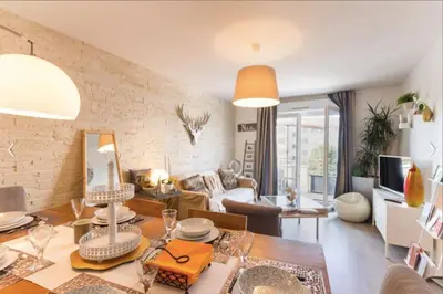 Coin salon dans l'établissement Petit Erdre - 2 chambres- gd appt ensoleillé- accès PMR