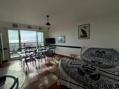 Coin salon dans l'établissement Appartement 2 chambres près plage, animaux admis - FR-1-323-309