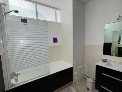 Salle de bains dans l'établissement Appartement 2 chambres près plage, animaux admis - FR-1-323-309