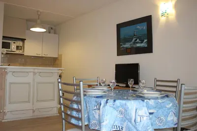 Cuisine ou kitchenette dans l'établissement Appartement vue mer. A 40m de la plage.