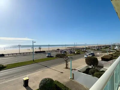 Vue générale sur la mer ou vue sur la mer prise depuis l'appartement