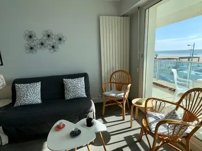 Coin salon dans l'établissement Appartement 3 étoiles à Saint Jean de Monts, 5 pers, parking, face mer - FR-1-323-413