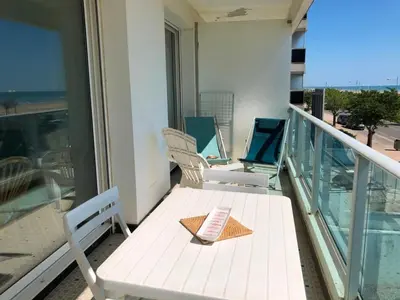 Balcon ou terrasse dans l'établissement Appartement 3 étoiles à Saint Jean de Monts, 5 pers, parking, face mer - FR-1-323-413