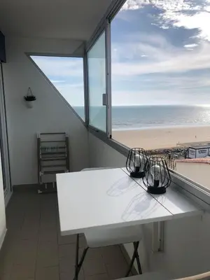 Vue générale sur la mer ou vue sur la mer prise depuis l'appartement
