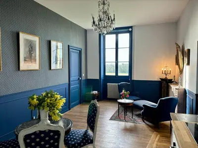 Coin salon dans l'établissement Château de la Pervenchère gîte Baroque