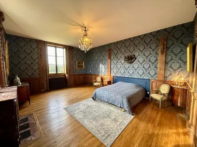 Un ou plusieurs lits dans un hébergement de l'établissement Château de la Pervenchère gîte Baroque