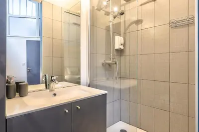 Salle de bains dans l'établissement NOCNOC Loft L'atypique - 185m2 Centre de Nantes