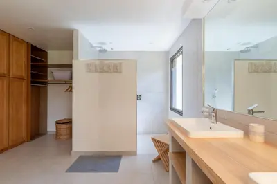 Salle de bains dans l'établissement LA BOUSSOLE- Wifi - Parking - Jardin