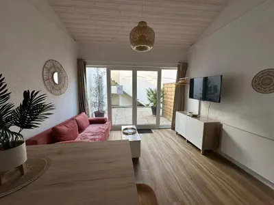 Télévision ou salle de divertissement dans l'établissement La Dune, proche rue piétonne et plage