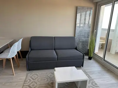 Coin salon dans l'établissement Les sables d'or, vue mer, wifi et parking privé